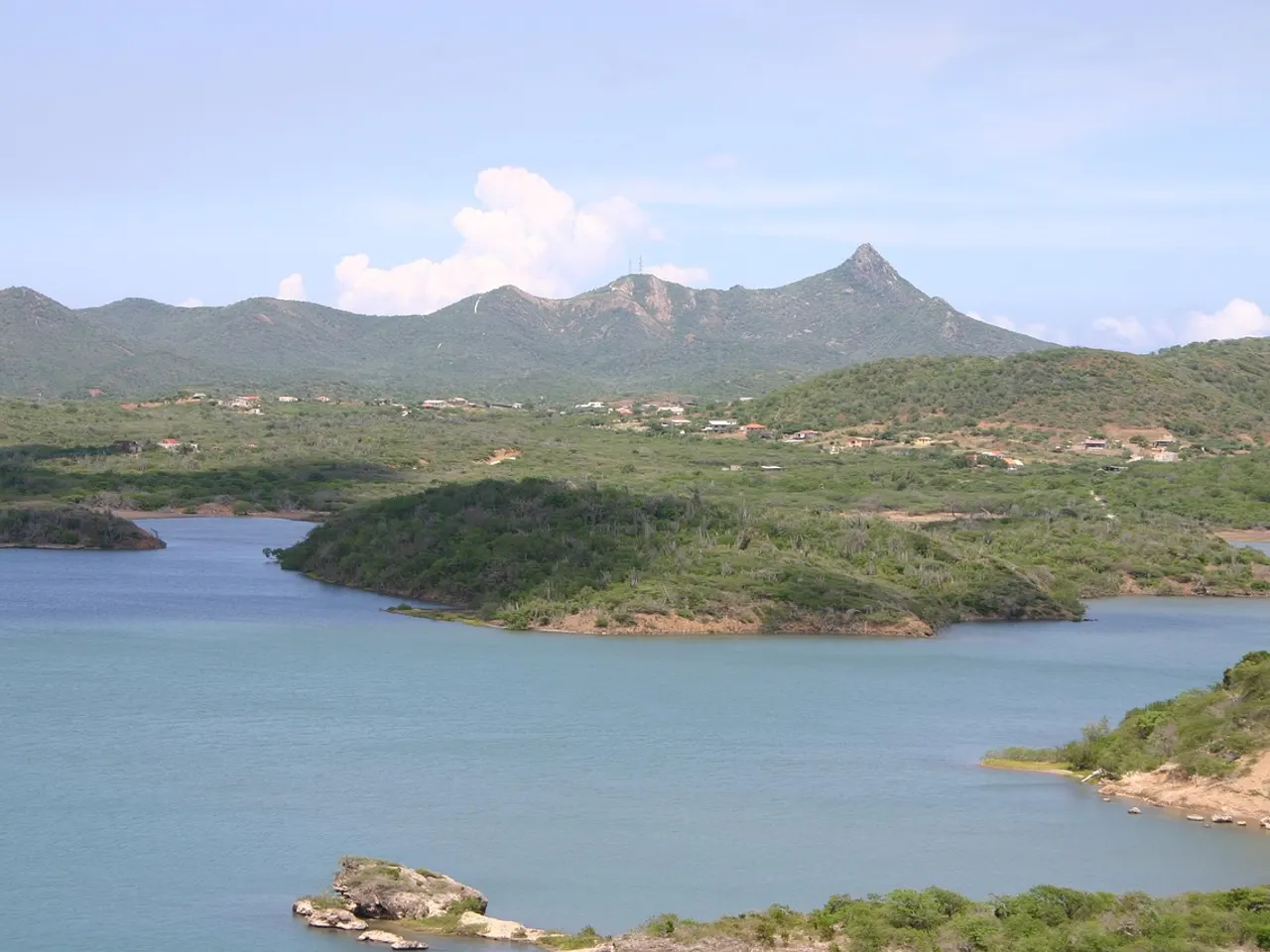 De Christoffelberg boven het groene landschap en een baai in het westen van Curaçao