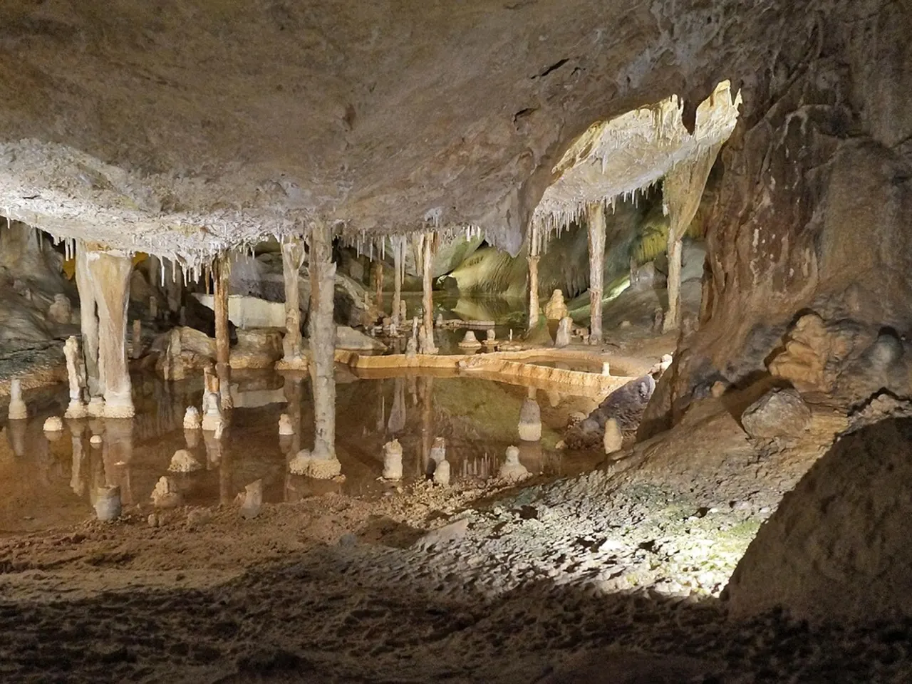 Stalactieten en stalagmieten in de kalksteengrot van Hato op Curaçao