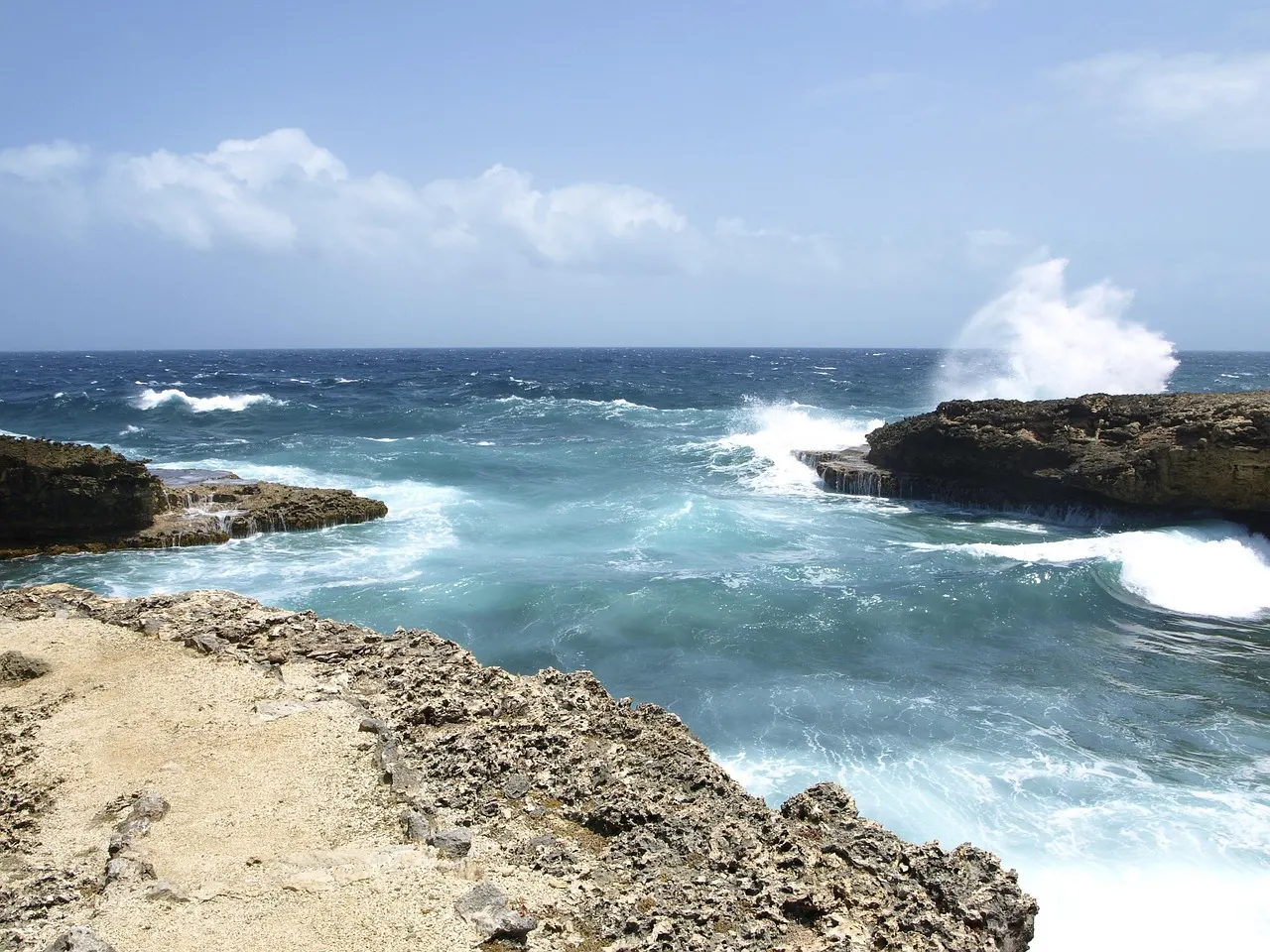 Golven slaan op de ruige kalksteenkust van Shete Boka National Park aan de noordkust van Curaçao