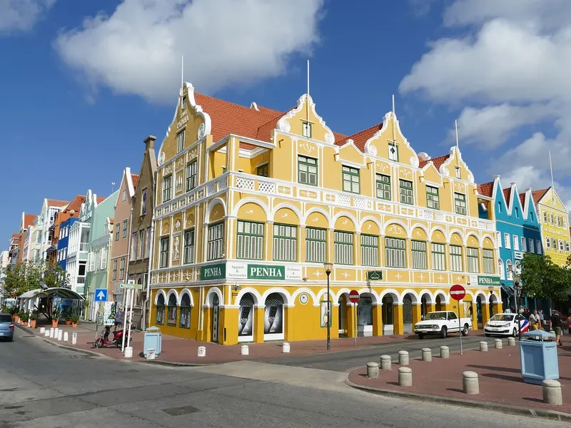 Gele koloniale gevel van het Penha-gebouw in Punda, Willemstad op Curaçao