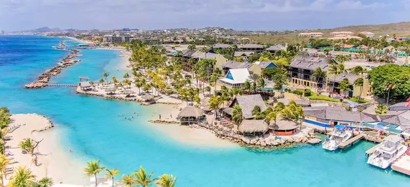 Luchtfoto van de strandzone van Mambo Beach in Willemstad